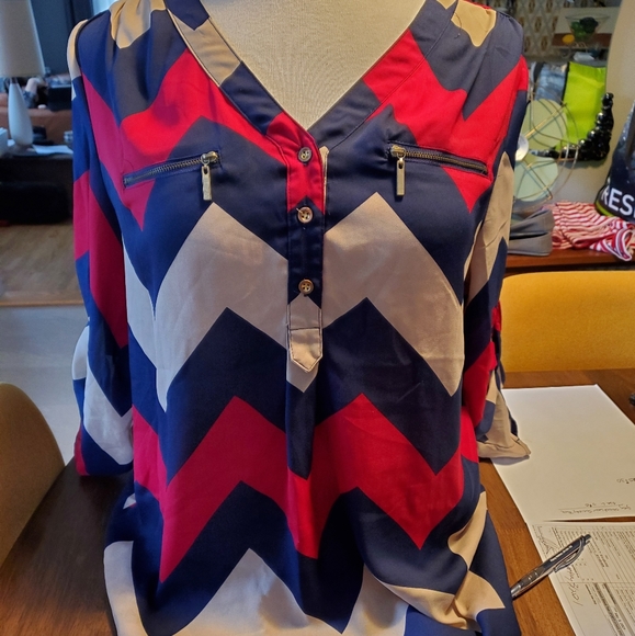 $3 for 30$ Zigzag Blouse - Picture 1 of 3